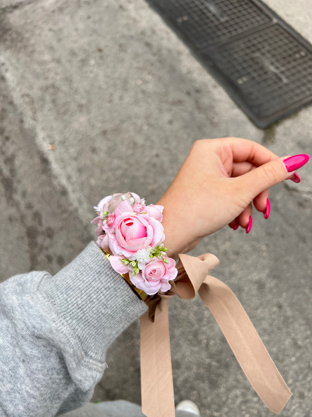 BRACCIALE-COMPOSTO-CON FIORI-ARTIFICIALI-COLORI-ROSA-TORTORA-IDEALE PER OGNI EVENTO.
