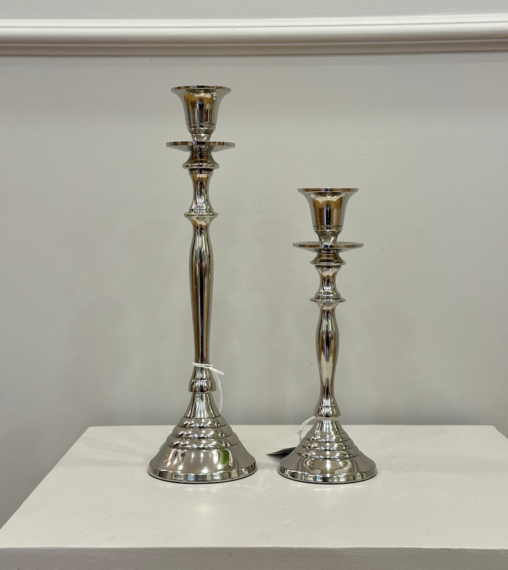 Candelabri-in metallo-color argento-disponibili in due misure.
