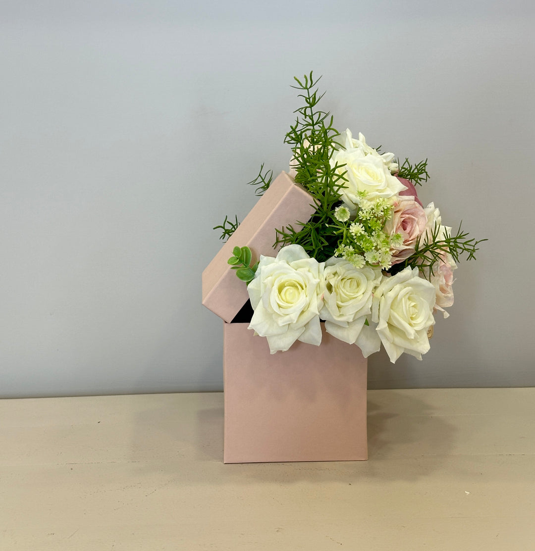 Flowery-box-con fiori artificiali-Composta come in foto-con box color rosa.