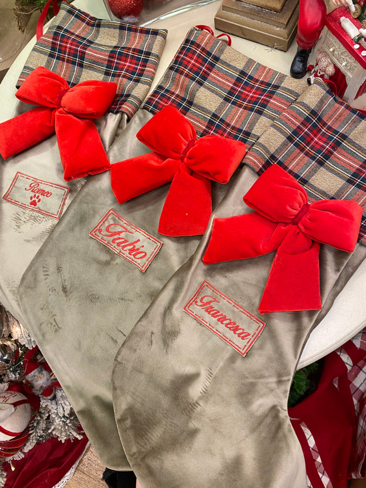 CALZA-PERSONALIZZATA-IN VELLUTO TORTORA-CON RICAMO ROSSO