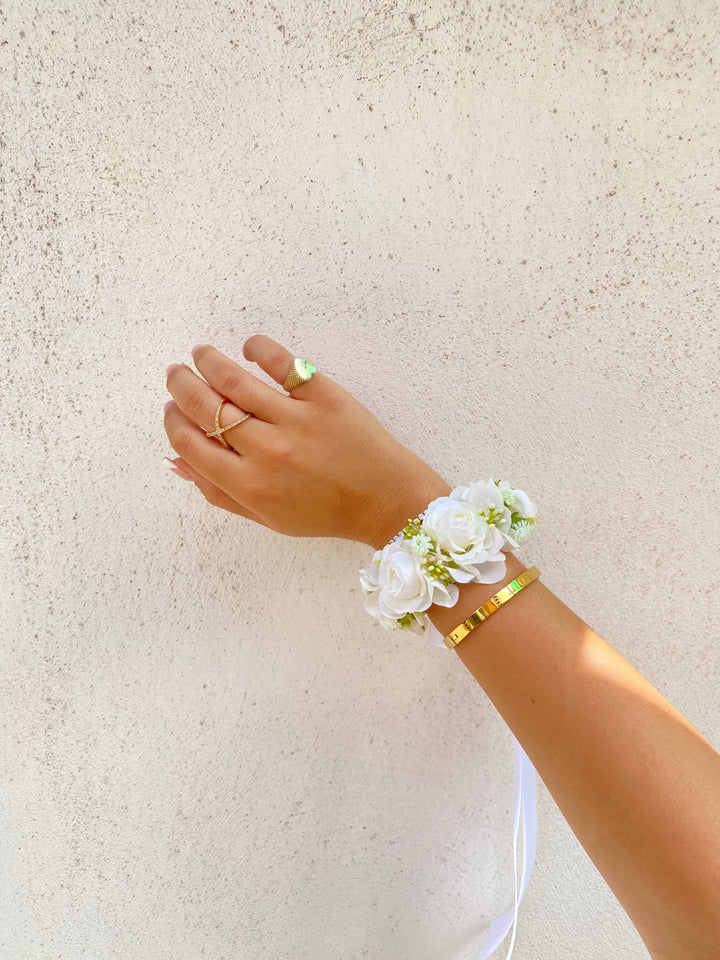 BRACCIALE-COMPOSTO-CON FIORI-ARTIFICIALI-COLORI-BIANCO-VERDE-IDEALE PER OGNI EVENTO.