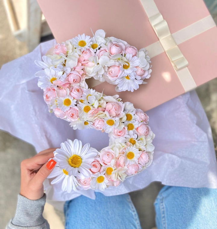 INIZIALE FIORITA CON FIORI VEROSIMILI-CON TONALITÀ COME IN FOTO