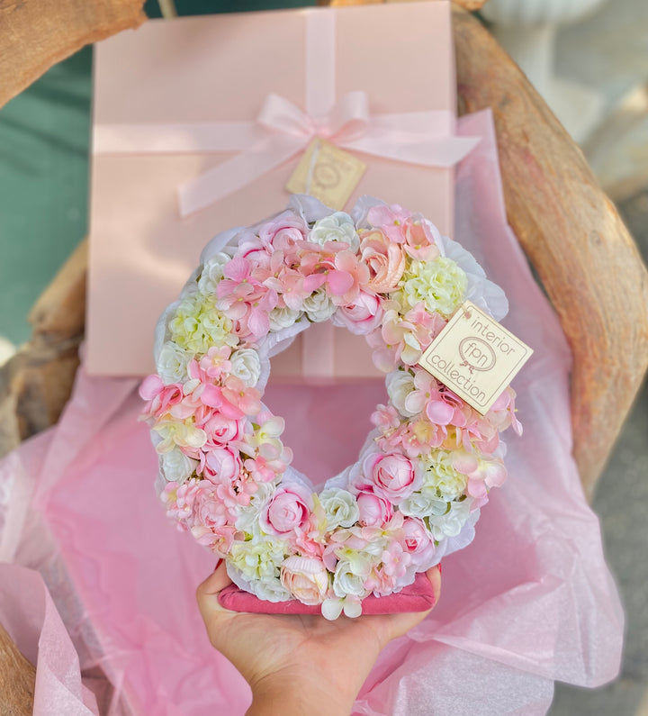 INIZIALE FIORITA CON FIORI VEROSIMILI-CON TONALITÀ COME IN FOTO-ROSA E BIANCO