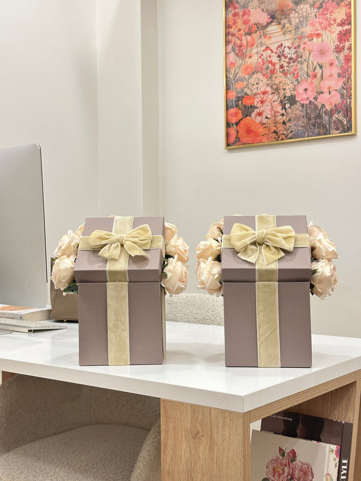 FLOWERY BOX-COMPOSTA COME IN FOTO-con rose color crema-H30cmx 30cm