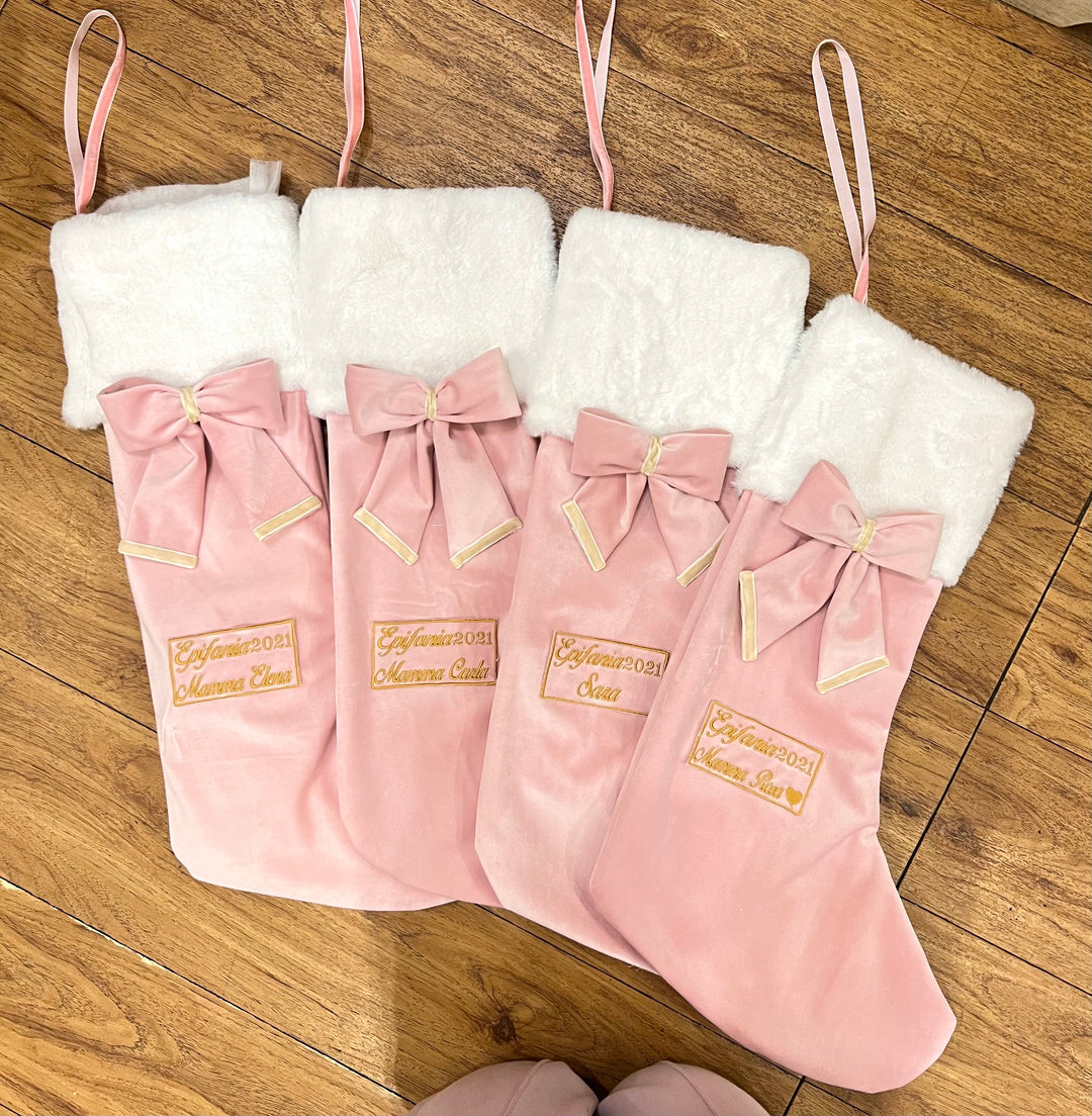 CALZA-PERSONALIZZATA-IN VELLUTO ROSA CON RICAMO ORO.