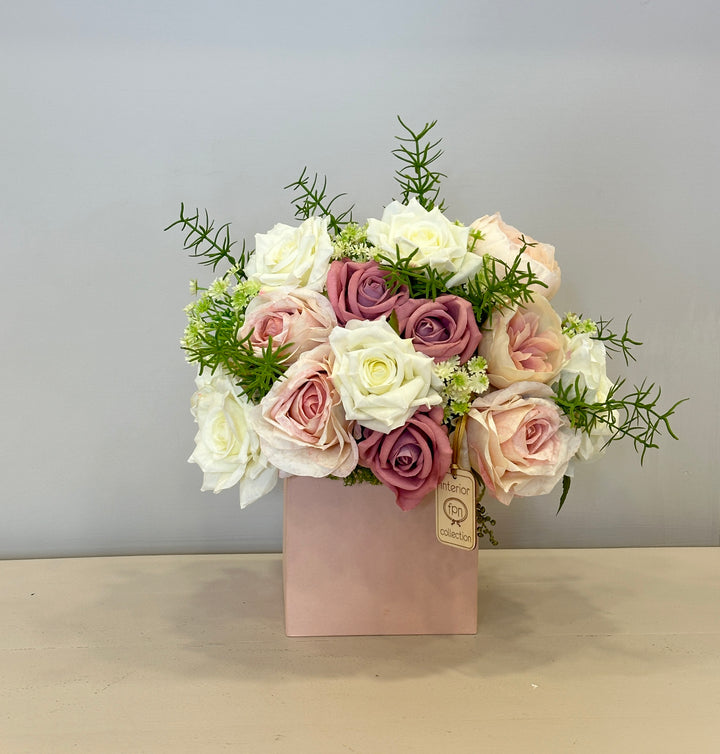 Flowery-box-con fiori artificiali-Composta come in foto-con box color rosa.