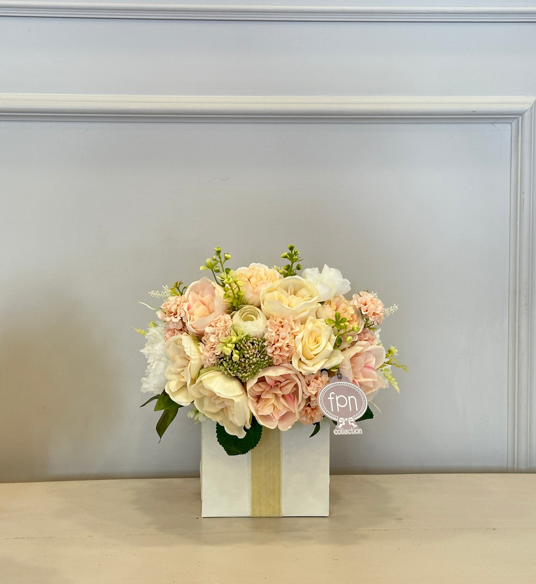 FLOWERY BOX-COMPOSTA COME IN FOTO-CON BASE CREMA-H30CMX 30CM