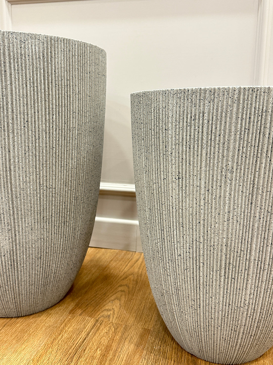 VASO-IN PLASTICA-COLOR GRIGIO-DISPONIBILE IN DUE DIMENSIONI.