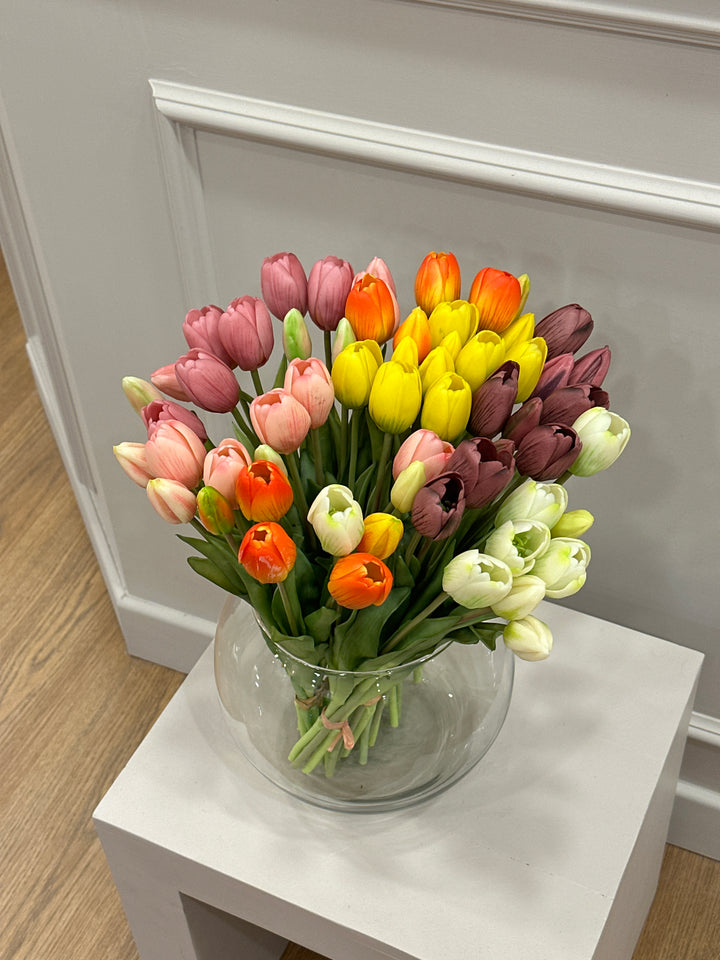 VASO IN VETRO COMPOSTO DA 12 FASCI DI TULIPANI IN TUTTE LE LORO COLORAZIONI. Misure 50x 50cm