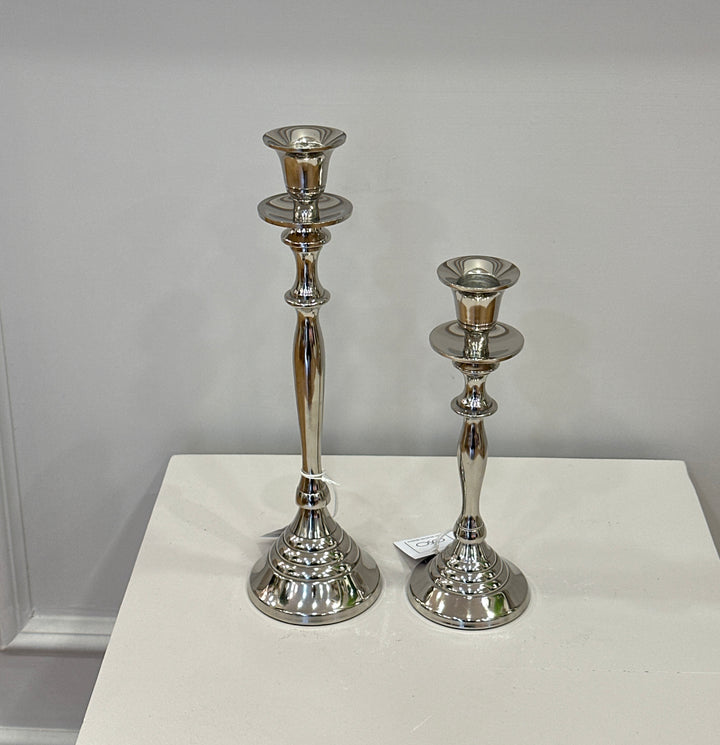 Candelabri-in metallo-color argento-disponibili in due misure.