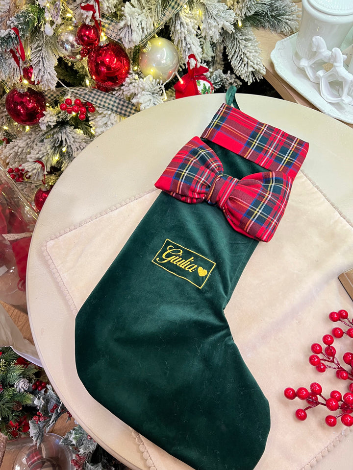 CALZA-PERSONALIZZATA-IN VELLUTO VERDE CON RICAMO ORO E RIFINITURE TARTAN.