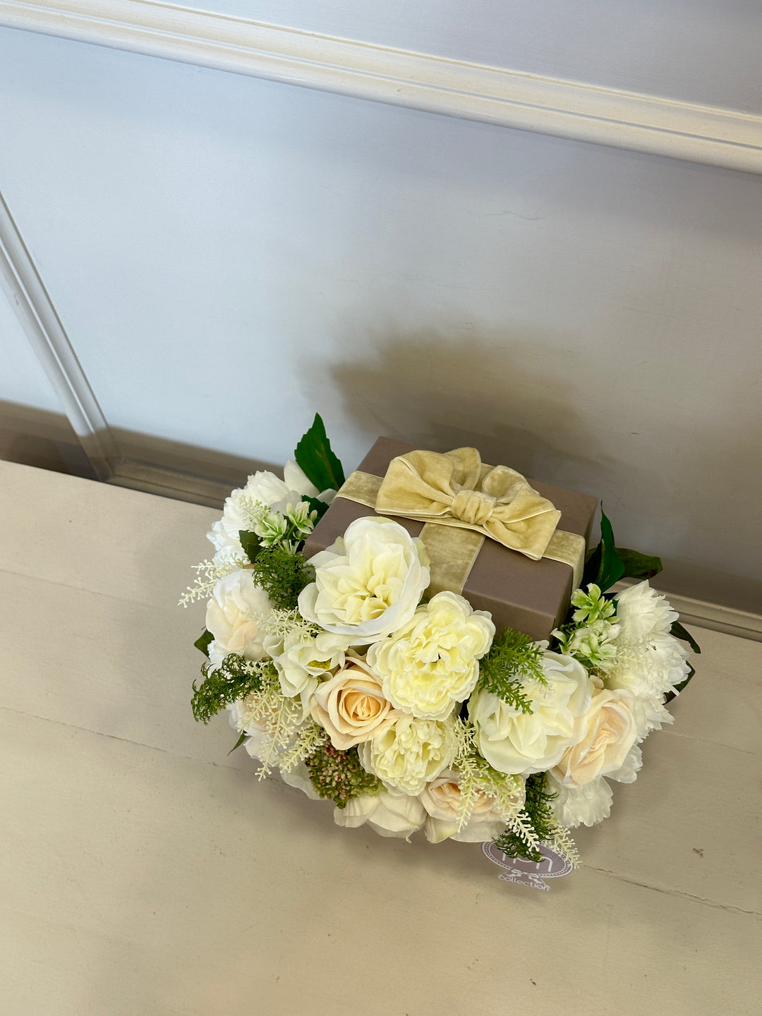 FLOWERY BOX-COMPOSTA COME IN FOTO-BASE TORTORA -H30CMX 30CM
