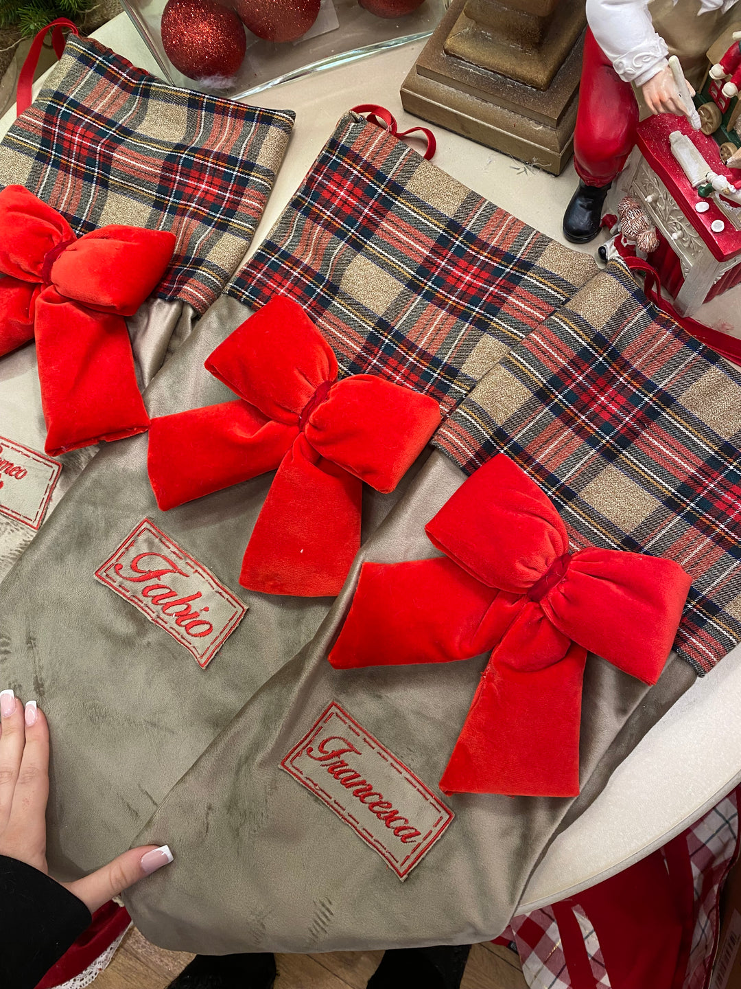 CALZA-PERSONALIZZATA-IN VELLUTO TORTORA-CON RICAMO ROSSO