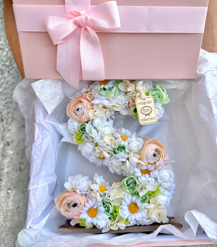 INIZIALE FIORITA CON FIORI VEROSIMILI-CON TONALITÀ COME IN FOTO.