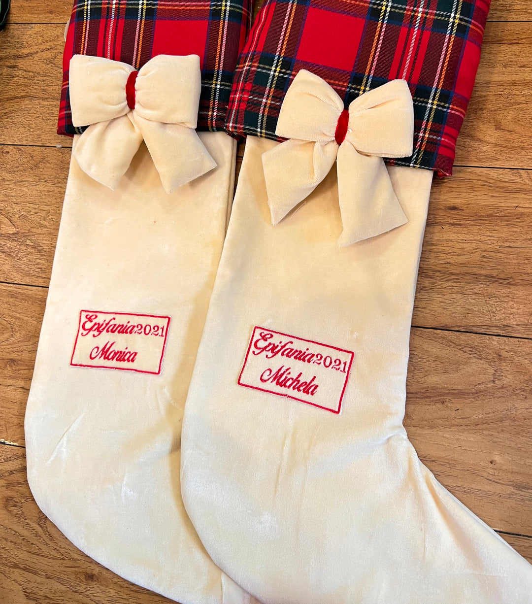 CALZA-PERSONALIZZATA-IN VELLUTO PANNA-CON RICAMO ROSSO