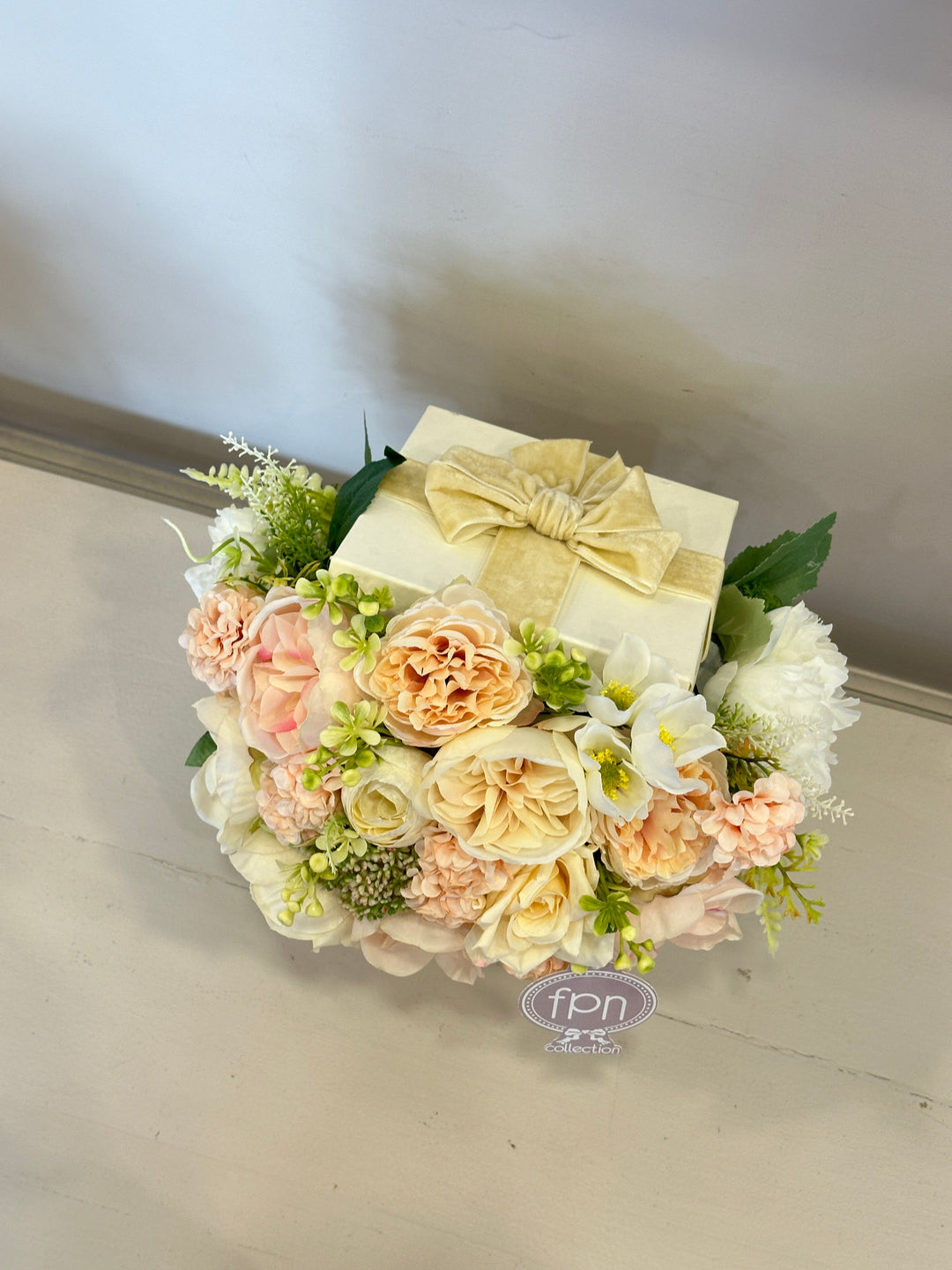 FLOWERY BOX-COMPOSTA COME IN FOTO-CON BASE CREMA-H30CMX 30CM
