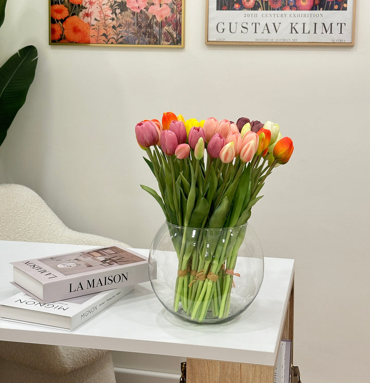 VASO IN VETRO COMPOSTO DA 12 FASCI DI TULIPANI IN TUTTE LE LORO COLORAZIONI. Misure 50x 50cm