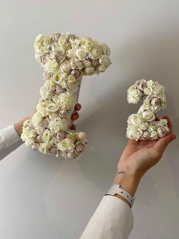 INIZIALE FIORITA CON FIORI VEROSIMILI-CON TONALITÀ COME IN FOTO