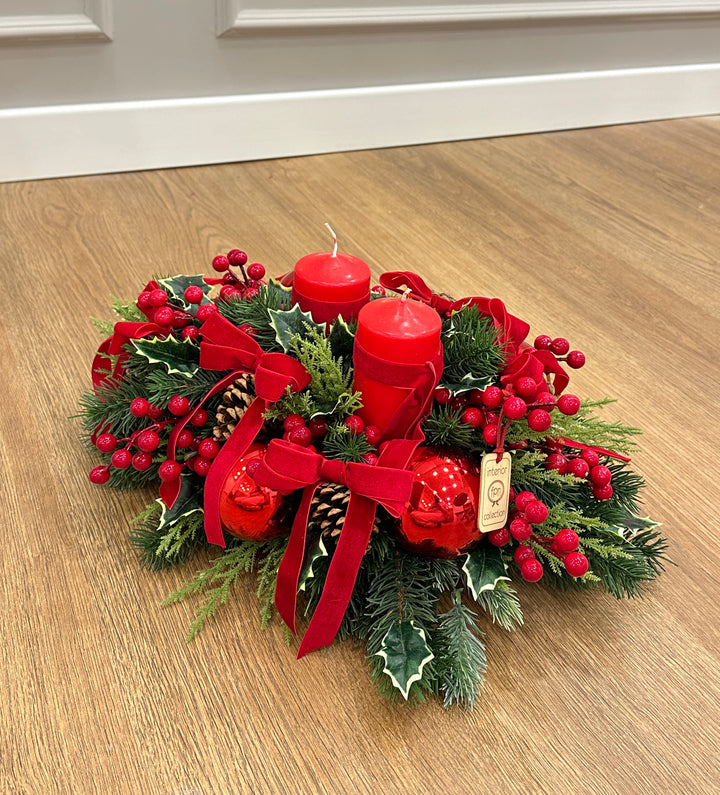CENTROTAVOLA-TEMA FIOCCHI-CON CANDELE ROSSE-DIMENSIONE 45cm