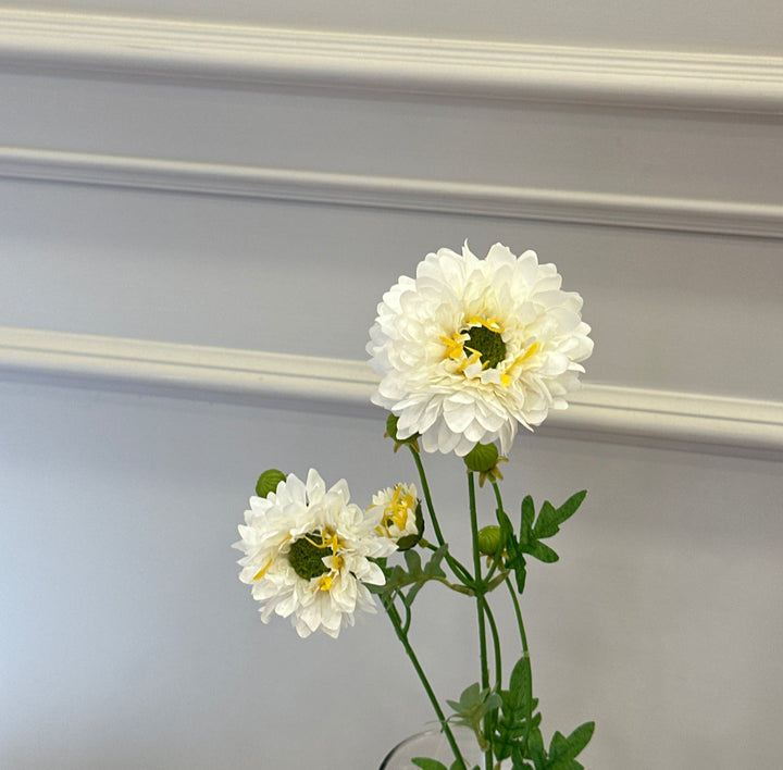 Scabiosa-artificiale-stelo a 3 fiori-63cm disponibile in quattro colorazioni.