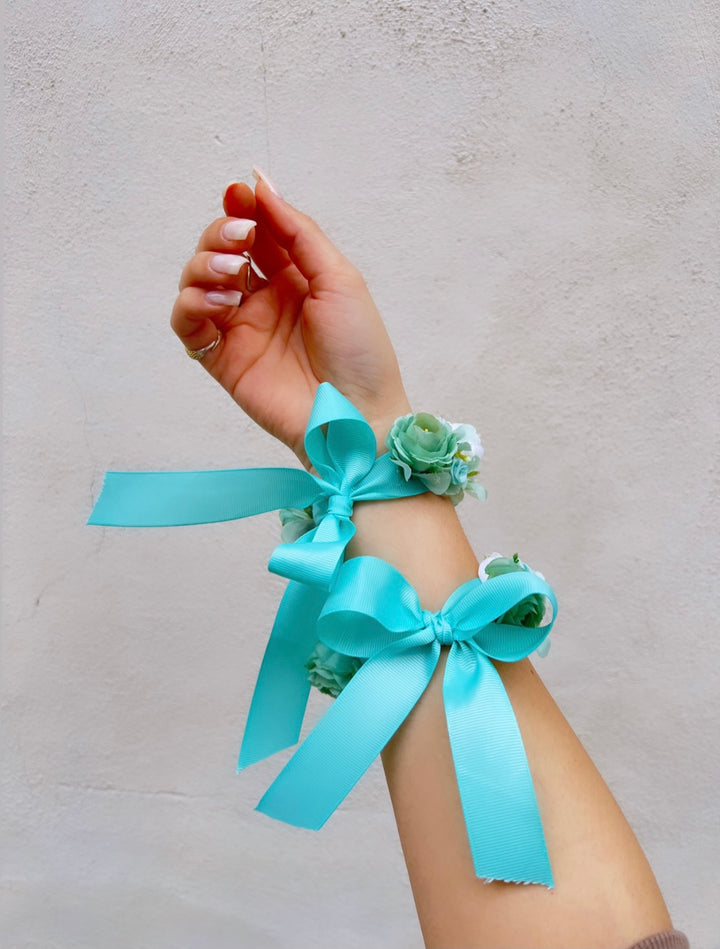 BRACCIALE-COMPOSTO-CON FIORI-ARTIFICIALI-COLORI-TIFFANY-BIANCO-IDEALE PER OGNI EVENTO.