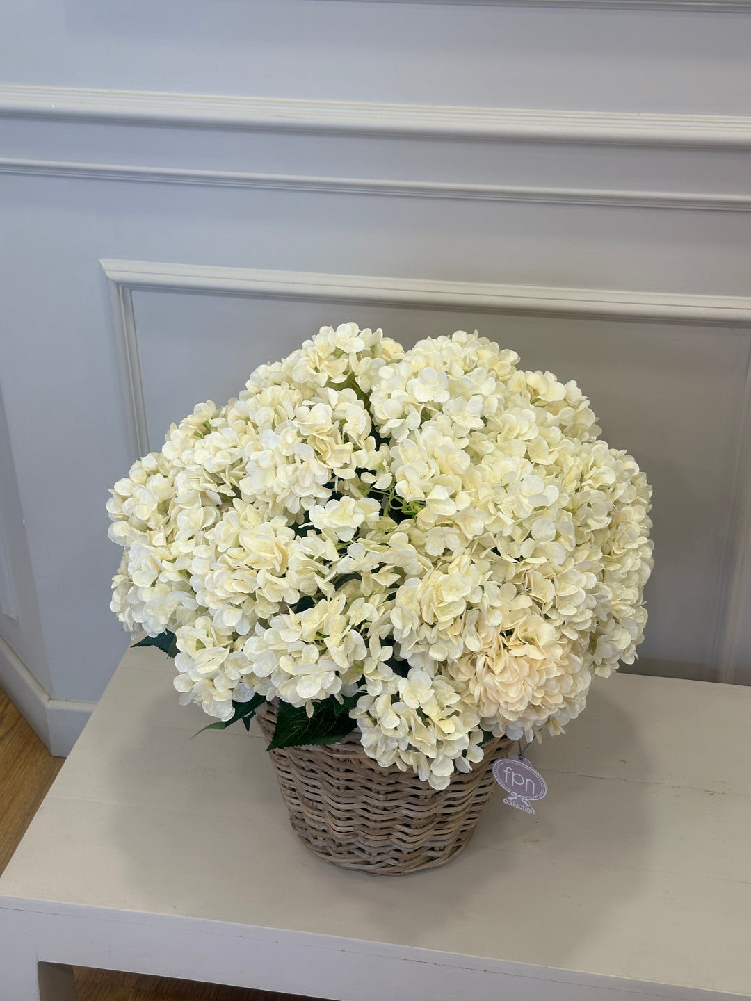 CESTO IN VIMINI COMPOSTO DA ORTENSIE BIANCHE-H55cm x D60cm