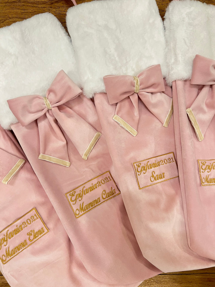 CALZA-PERSONALIZZATA-IN VELLUTO ROSA CON RICAMO ORO.