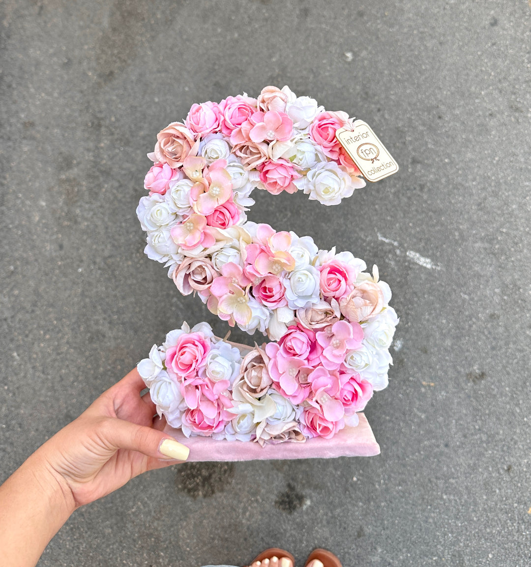INIZIALE FIORITA CON FIORI VEROSIMILI-CON TONALITÀ COME IN FOTO-ROSA E BIANCO