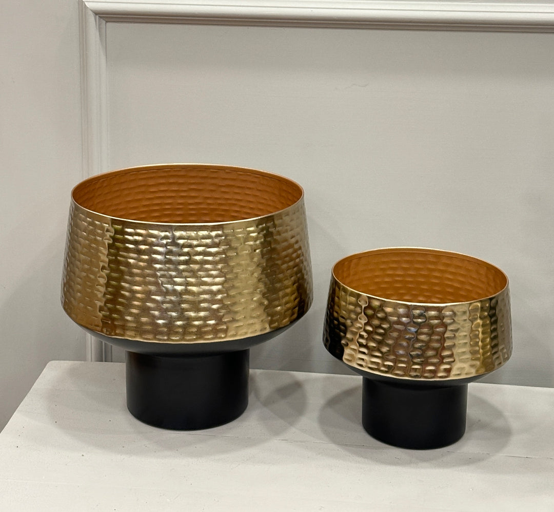 Vaso in latta-lavorato come in foto-oro e nero disponibile in due dimensioni.