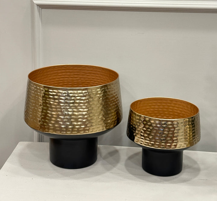 Vaso in latta-lavorato come in foto-oro e nero disponibile in due dimensioni.