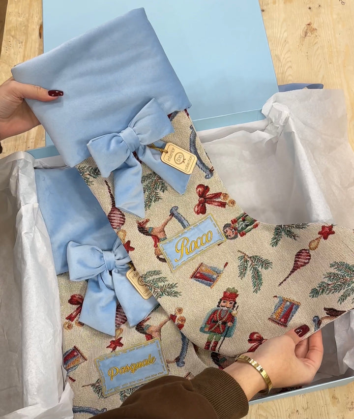 CALZA-PERSONALIZZATA-IN TESSUTO GOBELIN-CON RIFINITURE AZZURRO BABY.