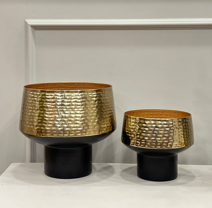 Vaso in latta-lavorato come in foto-oro e nero disponibile in due dimensioni.