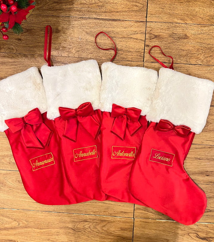 CALZA-PERSONALIZZATA-IN VELLUTO ROSSO CON RICAMO ORO.