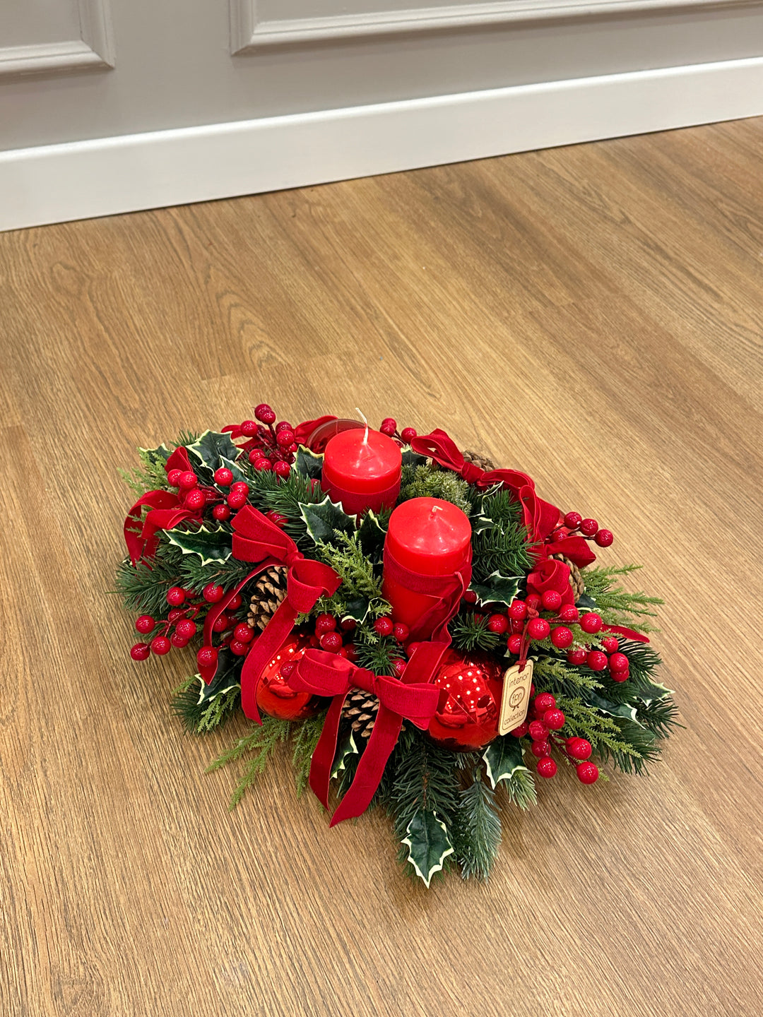 CENTROTAVOLA-TEMA FIOCCHI-CON CANDELE ROSSE-DIMENSIONE 45cm