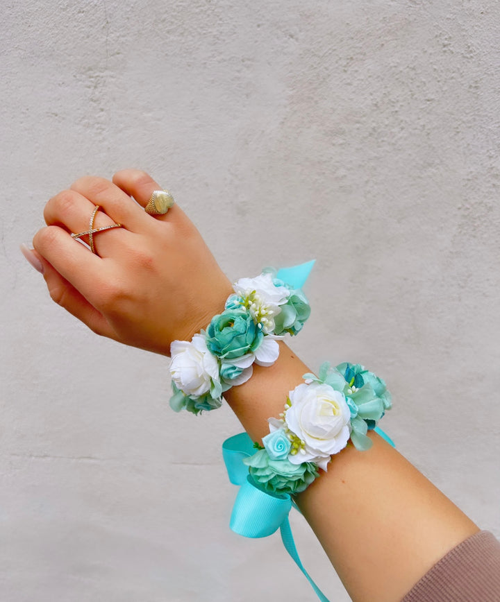 BRACCIALE-COMPOSTO-CON FIORI-ARTIFICIALI-COLORI-TIFFANY-BIANCO-IDEALE PER OGNI EVENTO.