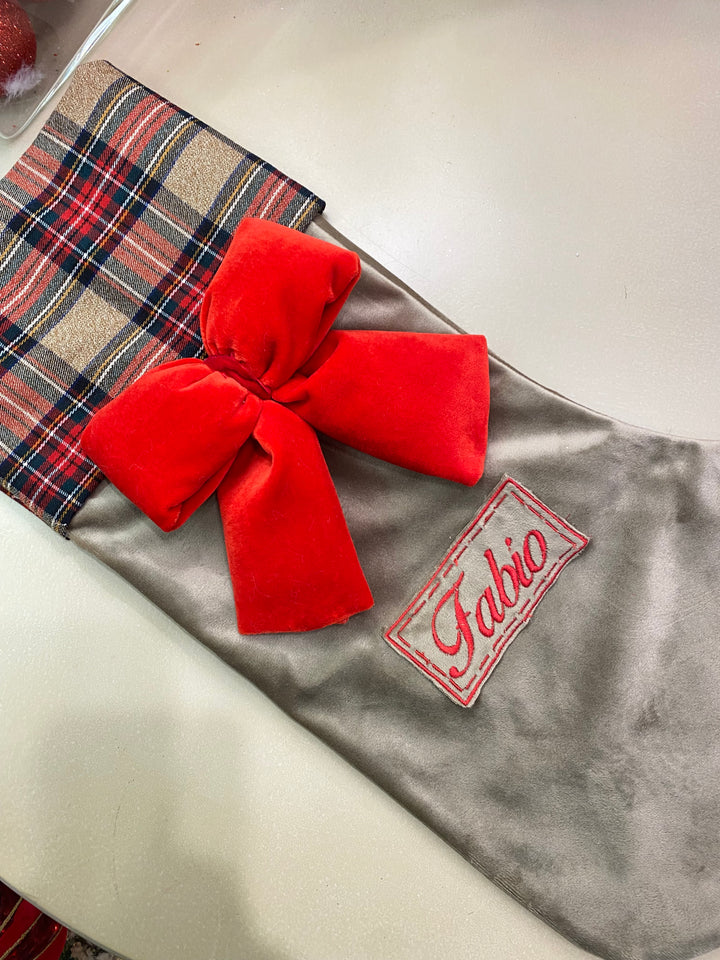 CALZA-PERSONALIZZATA-IN VELLUTO TORTORA-CON RICAMO ROSSO