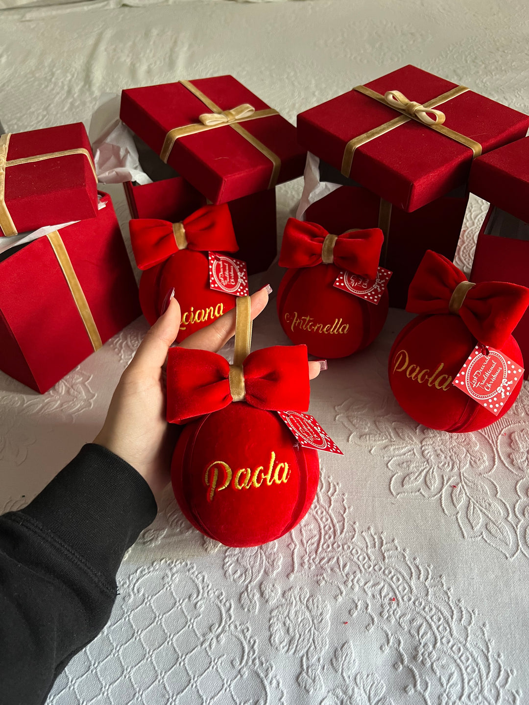 SFERA-PERSONALIZZATA-VELLUTO-ROSSO CON RICAMO IN ORO.