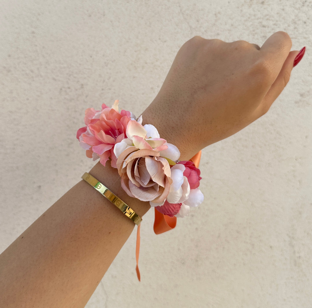 BRACCIALE-COMPOSTO-CON FIORI-ARTIFICIALI-COLORI-PESCA-BIANCO-IDEALE PER OGNI EVENTO.