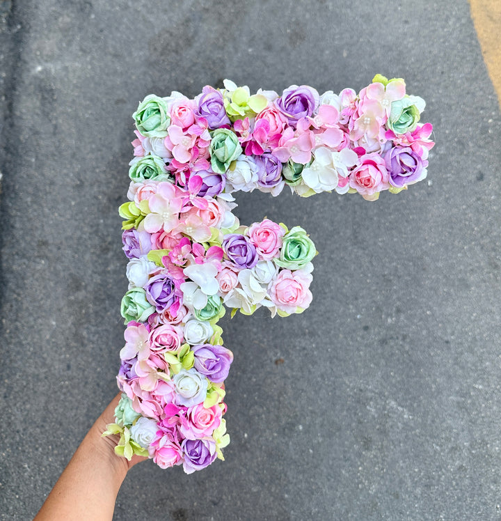 INIZIALE FIORITA CON FIORI VEROSIMILI-CON TONALITÀ COME IN FOTO- COLORI PALETTE ARCOBALENO