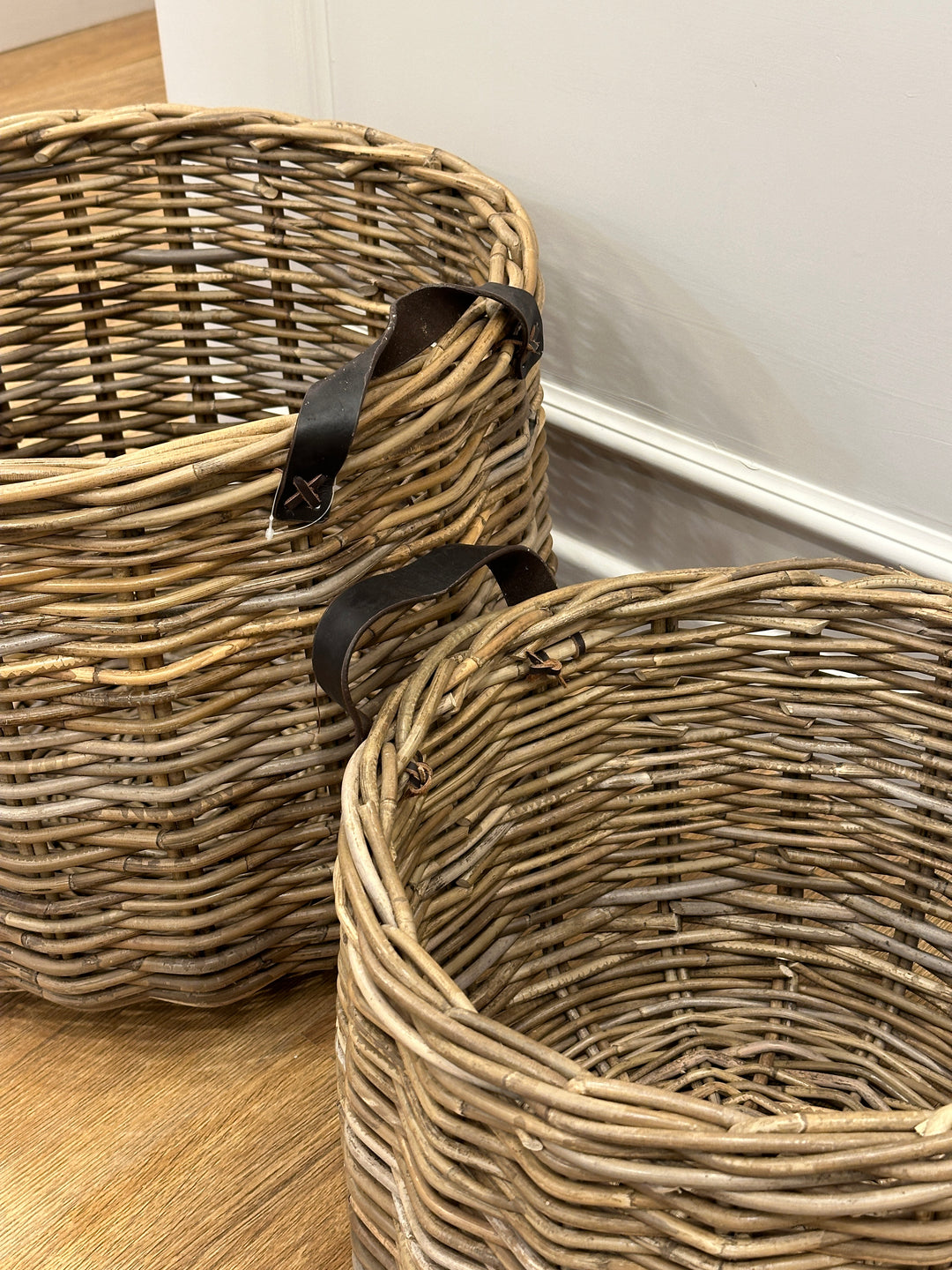 CESTA-IN VIMINI-CON MANICI IN SIMILPELLE-DISPONIBILE IN DUE DIMENSIONI.