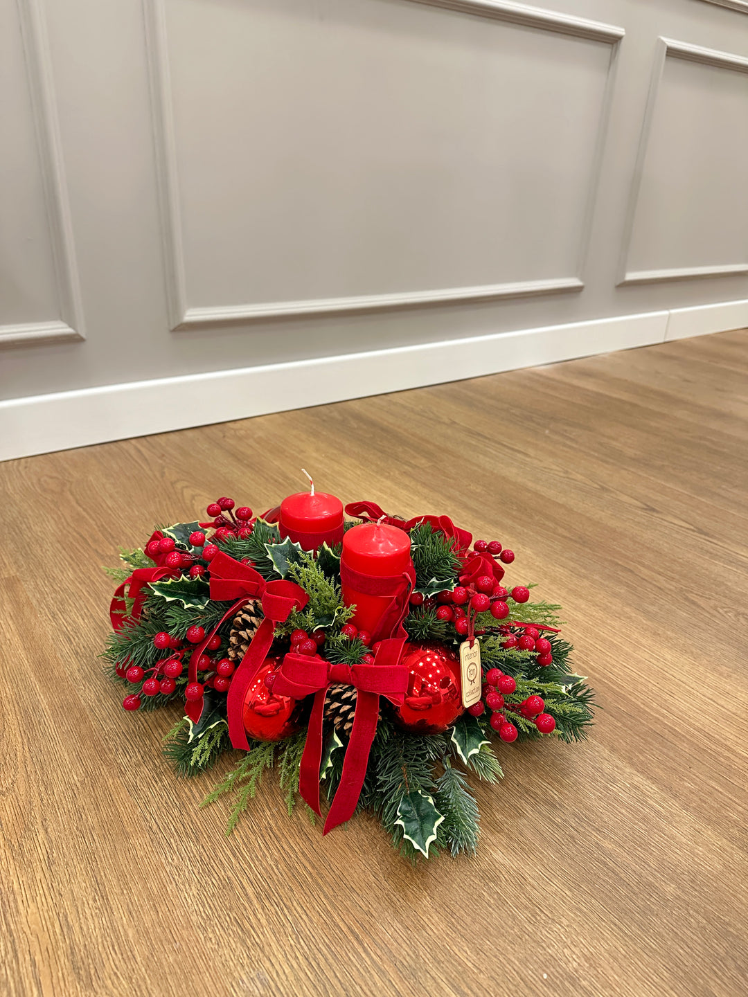 CENTROTAVOLA-TEMA FIOCCHI-CON CANDELE ROSSE-DIMENSIONE 45cm