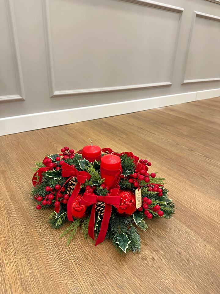 CENTROTAVOLA-TEMA FIOCCHI-CON CANDELE ROSSE-DIMENSIONE 45cm