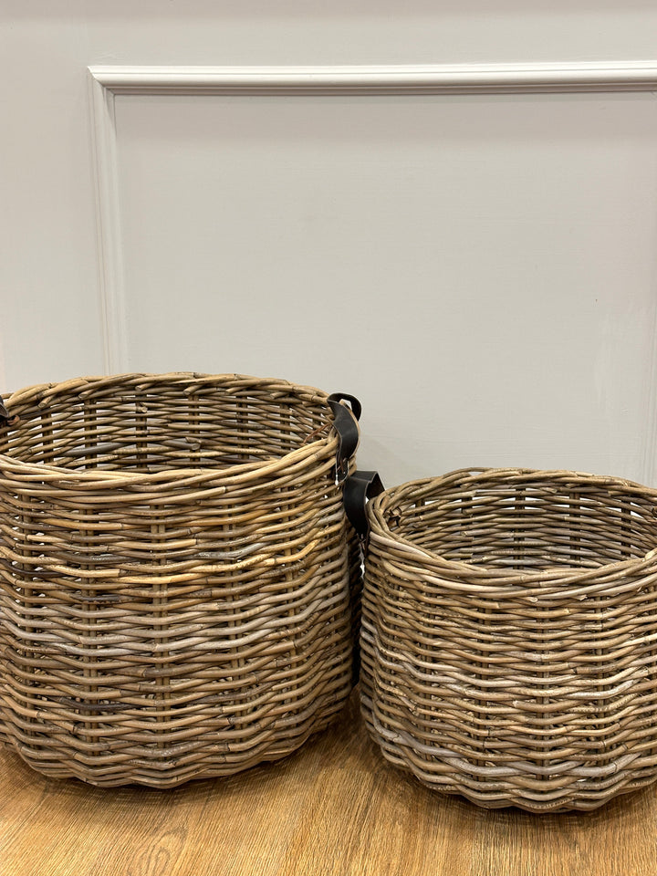 CESTA-IN VIMINI-CON MANICI IN SIMILPELLE-DISPONIBILE IN DUE DIMENSIONI.