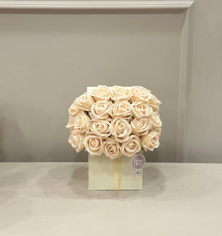 Flowery box- con rose H30x 24cm- composta da 30 rose in velluto