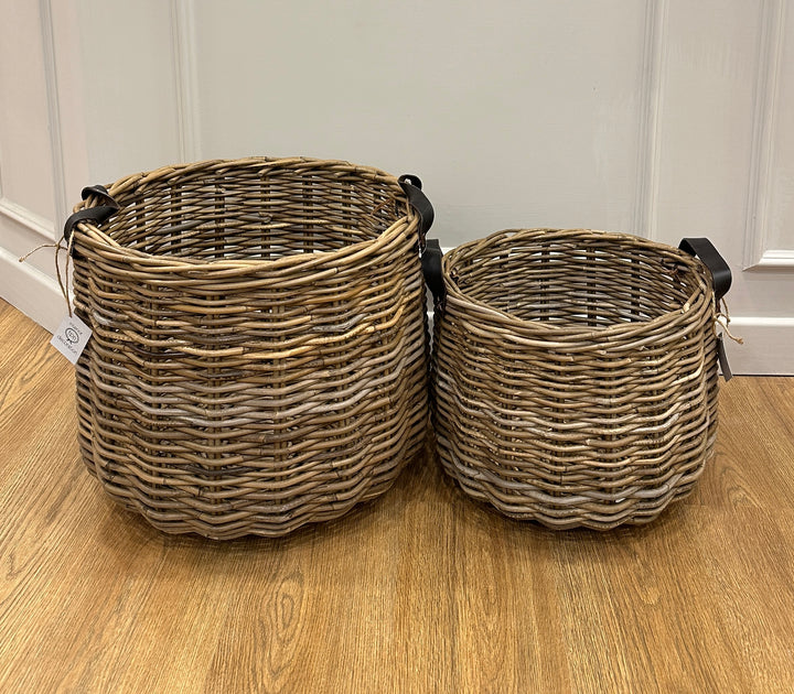 CESTA-IN VIMINI-CON MANICI IN SIMILPELLE-DISPONIBILE IN DUE DIMENSIONI.