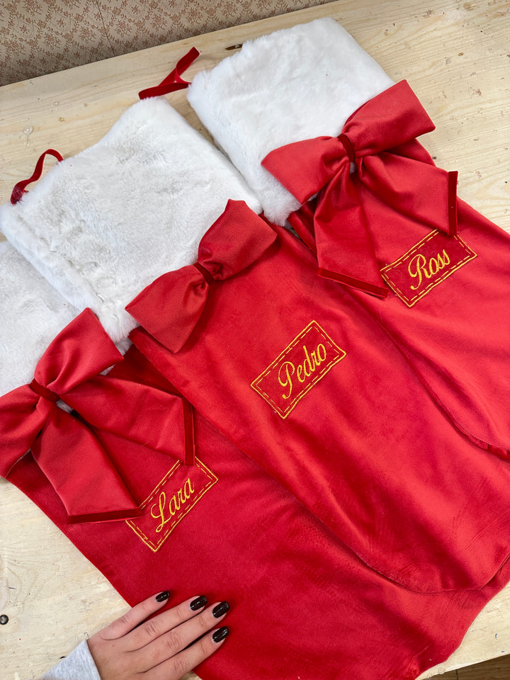 CALZA-PERSONALIZZATA-IN VELLUTO ROSSO CON RICAMO ORO.