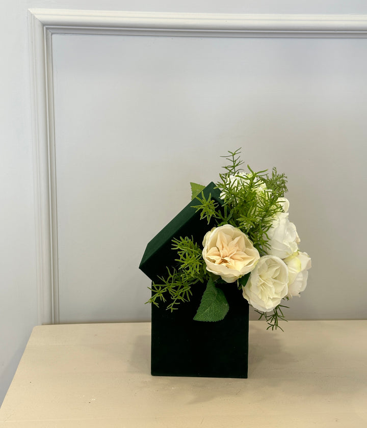 Flowery-box-con fiori artificiali-Composta come in foto-con box verde in velluto.