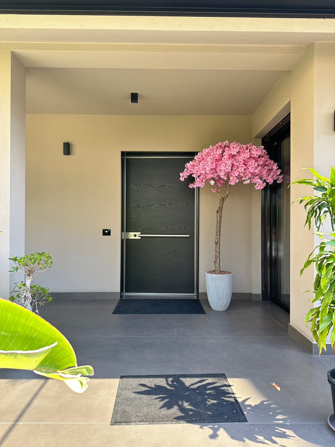 ALBERO-REALIZZATO CON FIORI DI PESCO ARTIFICIALI-COLOR ROSA-E VASO GRIGIO- H230