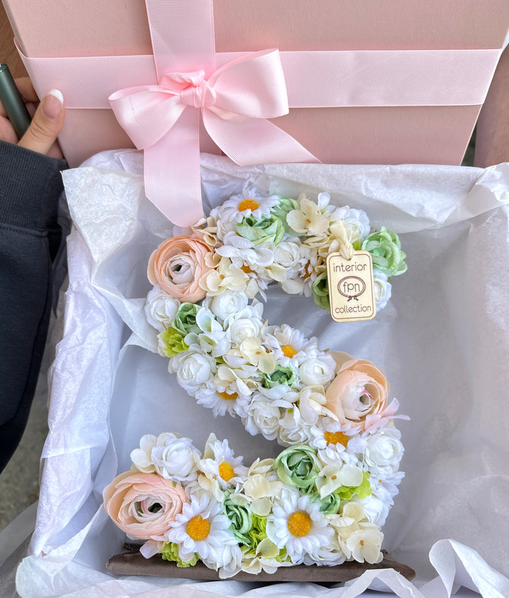 INIZIALE FIORITA CON FIORI VEROSIMILI-CON TONALITÀ COME IN FOTO.