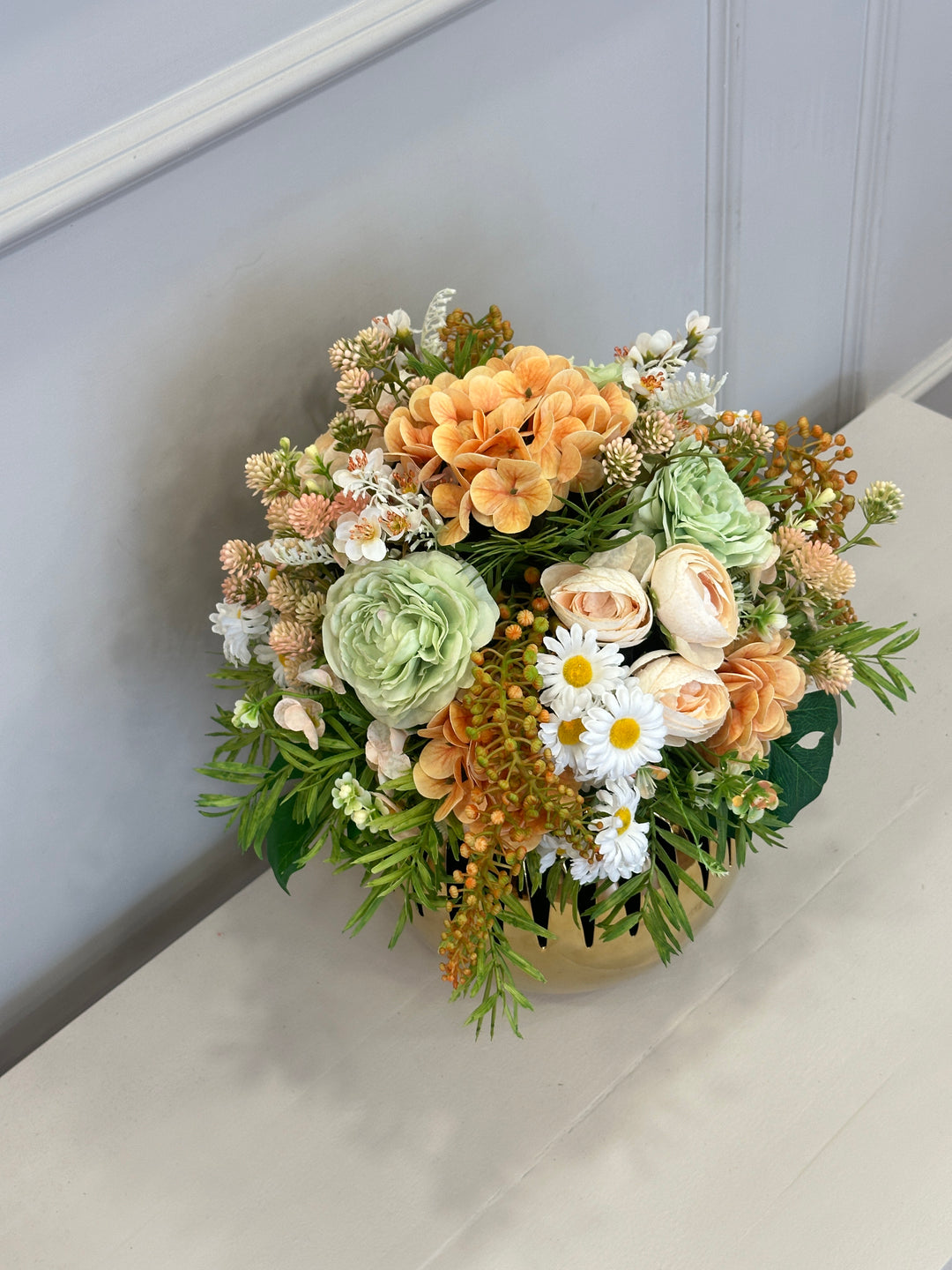 COMPOSIZIONE-IN VASO ORO TRAFORATO-FIORI STILE PRIMAVERA-H 40cm x 30cm